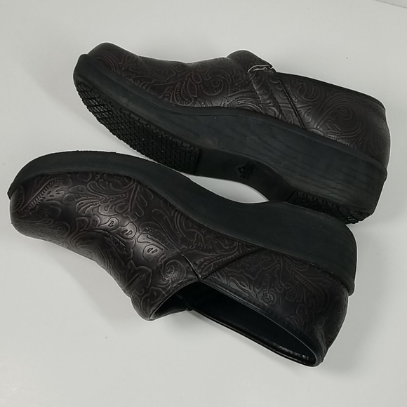 safeTstep Women's Slip Resistant Brown Clogs - Picture 3 of 8